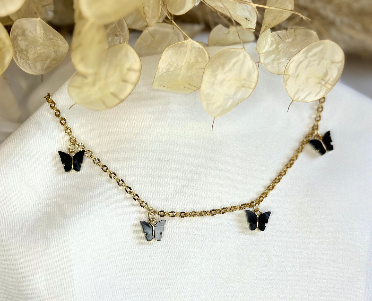 collier papillons noir