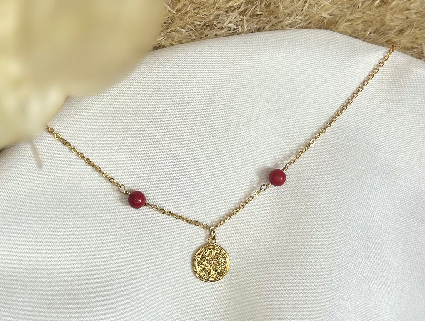 collier medaillon et perle en corail rouge