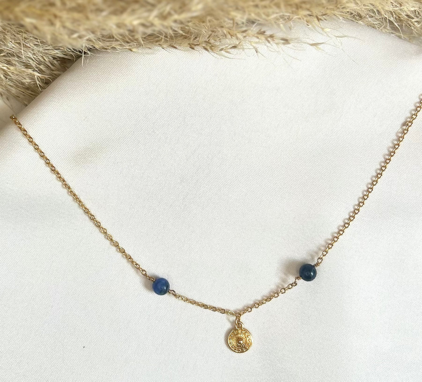 collier medaillon plaque or et perle en lapis lazuli